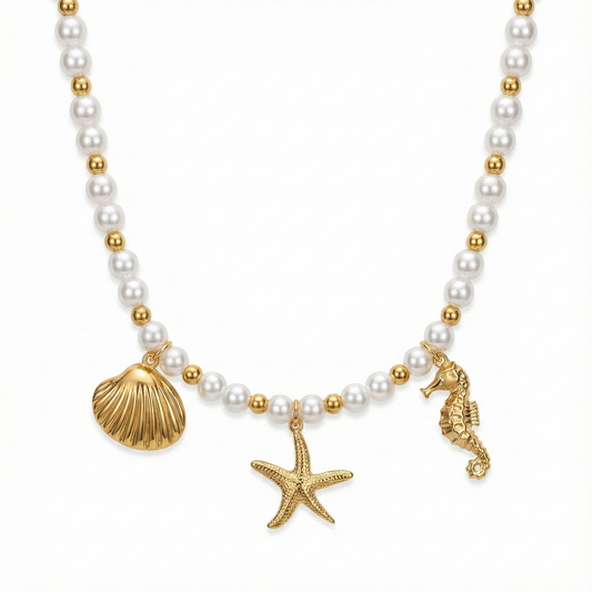 Collier tendance à charms marins : accumulation de breloques coquillages, étoiles de mer et perles sur chaîne dorée.