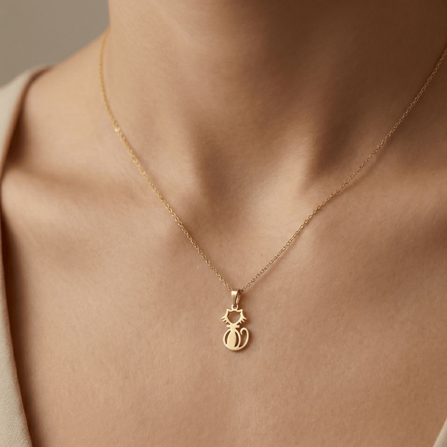 Collier chat stylisé en acier inoxydable doré, pendentif ajouré minimaliste, chaîne ajustable 45 + 5 cm, bijou discret pour usage quotidien