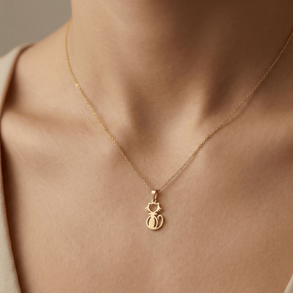 Collier chat stylisé en acier inoxydable doré, pendentif ajouré minimaliste, chaîne ajustable 45 + 5 cm, bijou discret pour usage quotidien