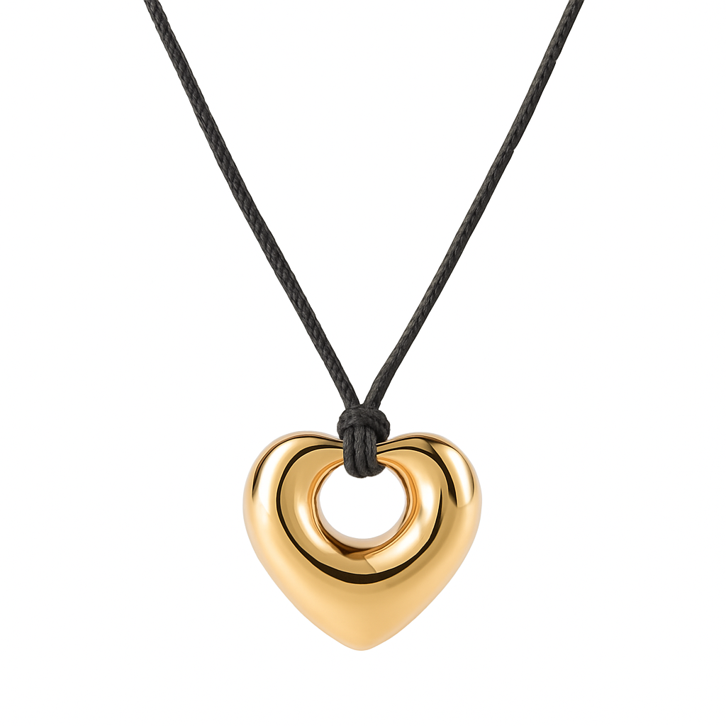 Un pendentif cœur moderne et massif, suspendu à un cordon noir sobre pour un effet saisissant. Un design inspiré des formes organiques, à la fois tendre et audacieux.

Matériau : Acier inoxydable couleur doré, finition miroir – cordon textile noir robuste – hypoallergénique.

Dimensions : Longueur totale : 61 cm – pendentif : 2,77 cm x 2,75 cm – poids : 7,06 g.

Design : Forme de cœur ouvert sculpté, effet bombé ultra lisse. Jeu de vide et de matière au centre pour un style contemporain et affirmé.

Style :