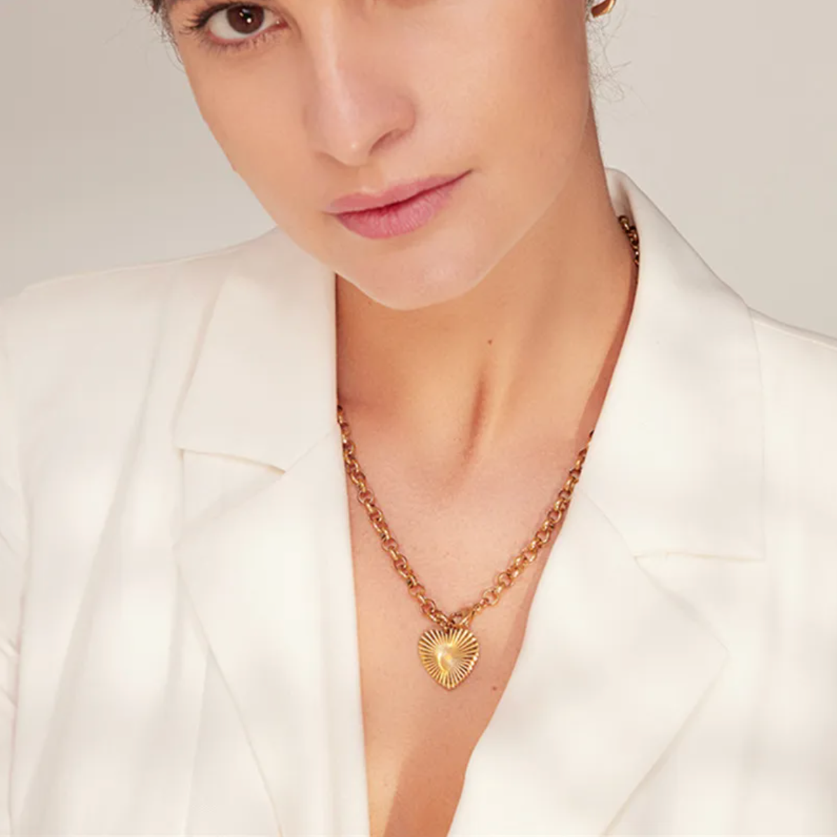 Un collier doré au caractère affirmé, orné d’un pendentif cœur finement gravé en rayons de soleil. La chaîne à grosses mailles donne du volume et de la présence à ce bijou au design moderne et romantique. Il se porte seul ou en accumulation pour un effet mode assumé.

Matériaux : Acier inoxydable doré
Dimensions : Chaîne ajustable – pendentif cœur 2 cm (approx.)
Style : Bijou tendance, romantique, urbain-chic