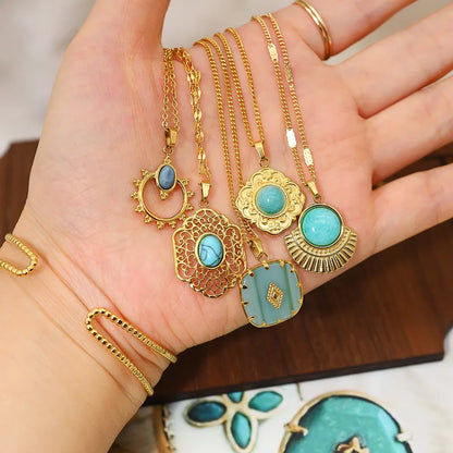 Collier couleur or en acier inoxydable avec pendentif rond turquoise et motif soleil.