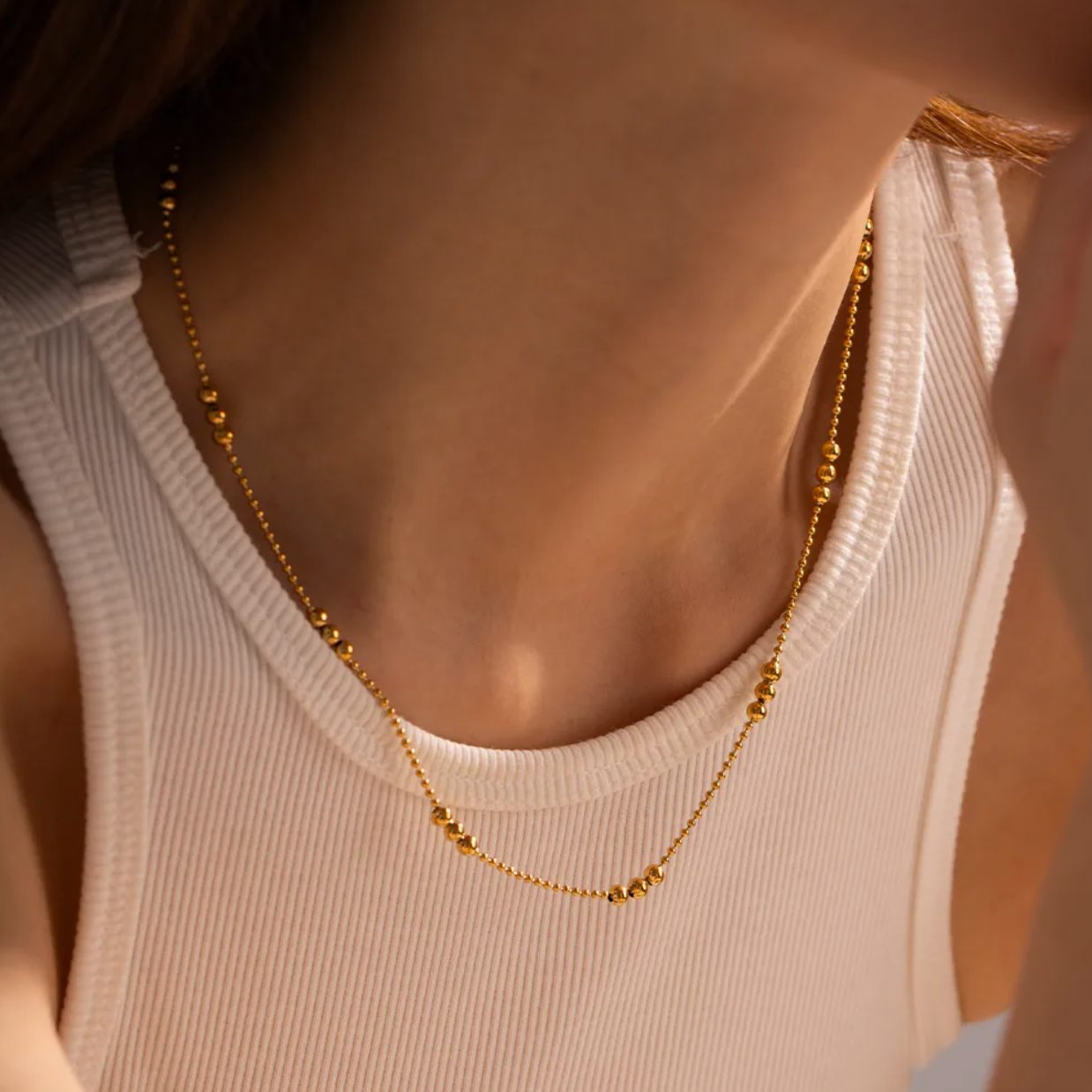 Collier ras-du-cou fin à chaîne micro-billes dorées, ponctuée de petites perles polies pour un effet à la fois discret et scintillant. Idéal pour les adeptes du minimalisme chic.

Matériau : Acier inoxydable couleur doré, résistant à l’eau, hypoallergénique, sans ternissure.

Dimensions : Longueur 42 + 5,5 cm (ajustable) – Poids 3,17 g. Billes de 3 mm de diamètre.

Design : Chaîne perlée avec alternance rythmée de micro-billes régulières et décoratives. Fermoir classique et chaînette d’ajustement discrète.
