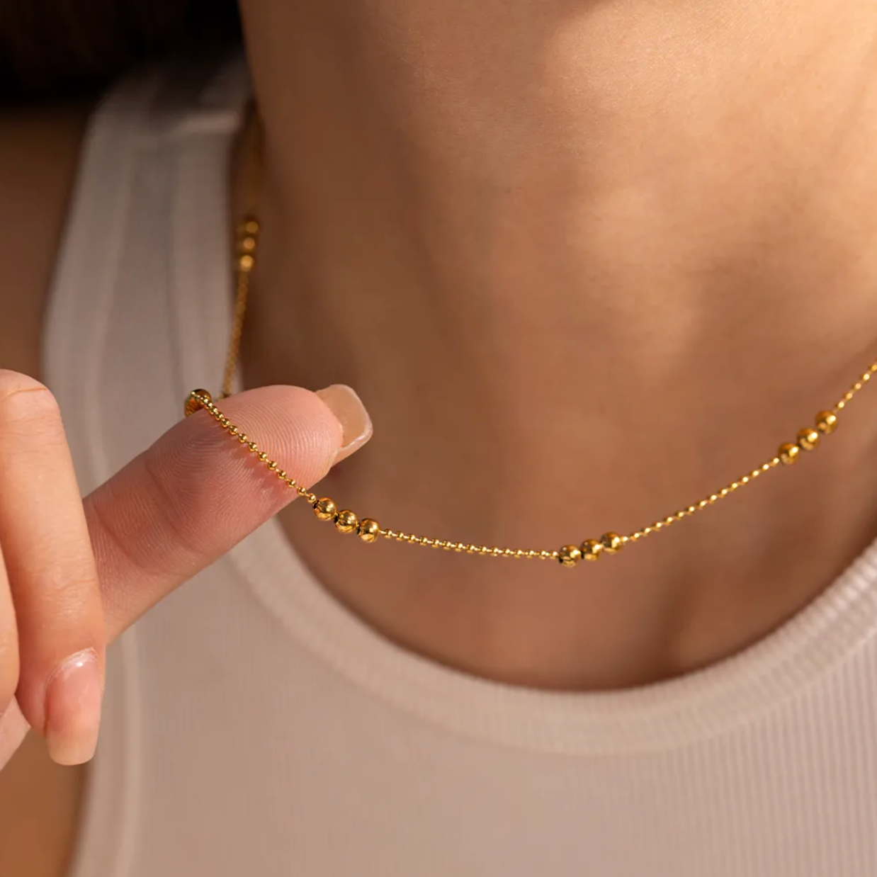 Collier ras-du-cou fin à chaîne micro-billes dorées, ponctuée de petites perles polies pour un effet à la fois discret et scintillant. Idéal pour les adeptes du minimalisme chic.

Matériau : Acier inoxydable couleur doré, résistant à l’eau, hypoallergénique, sans ternissure.

Dimensions : Longueur 42 + 5,5 cm (ajustable) – Poids 3,17 g. Billes de 3 mm de diamètre.

Design : Chaîne perlée avec alternance rythmée de micro-billes régulières et décoratives. Fermoir classique et chaînette d’ajustement discrète.
