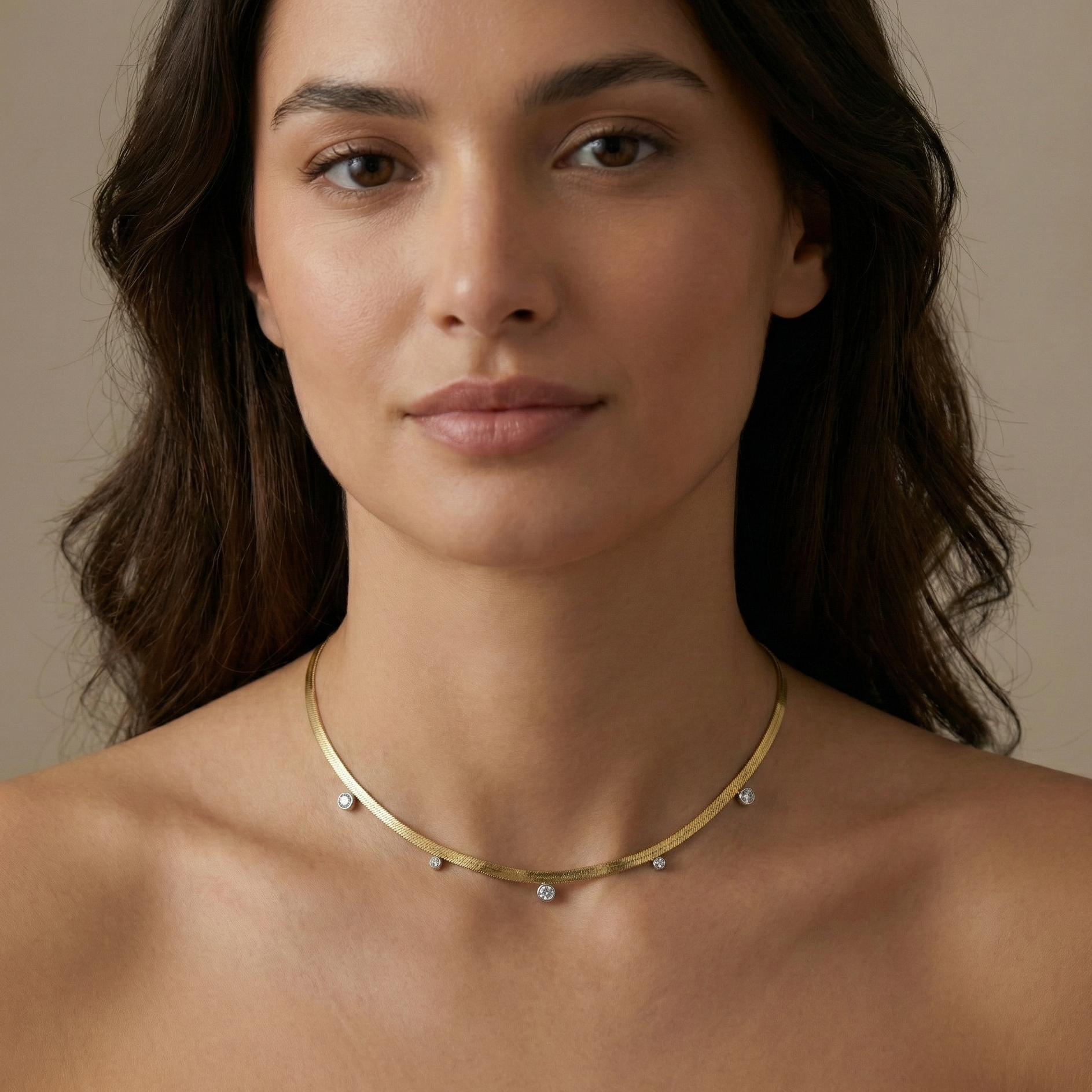 Collier doré en acier inoxydable à chaîne serpent plate avec zircons discrets