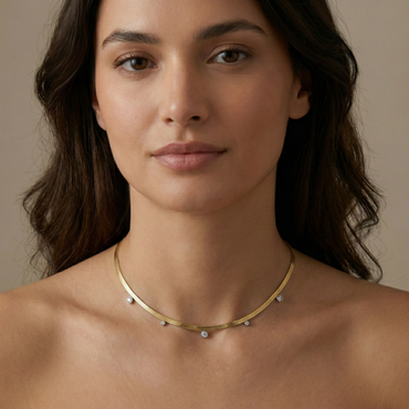 Collier doré en acier inoxydable à chaîne serpent plate avec zircons discrets