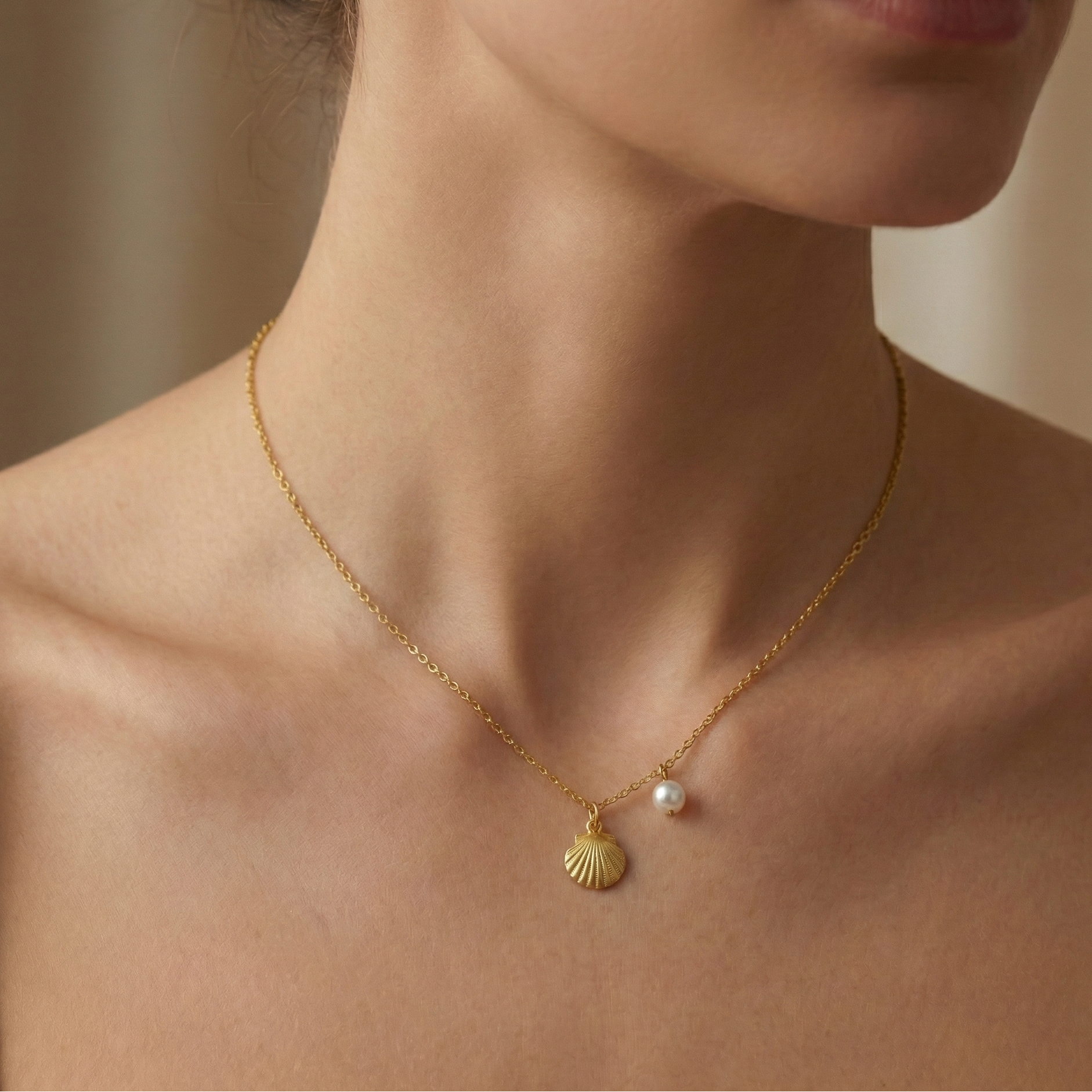 Collier doré en acier inoxydable avec pendentif coquillage et perle blanche nacrée