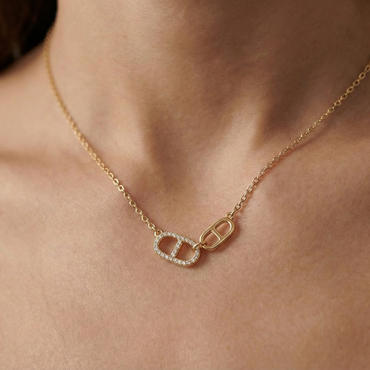 Collier doré en acier inoxydable avec maillons entrelacés et zircons étincelants