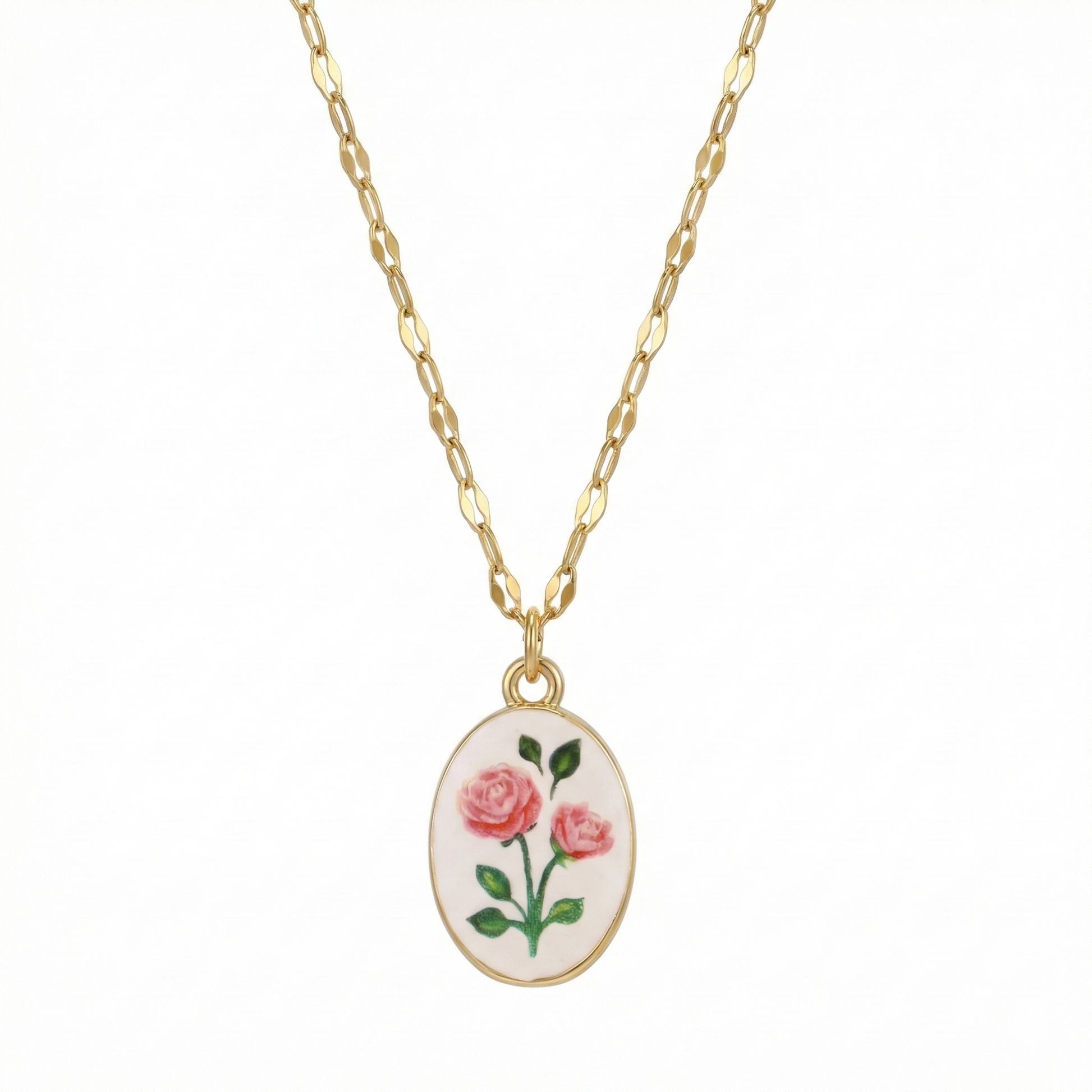 Collier doré en acier inoxydable avec pendentif ovale émaillé roses sur fond blanc