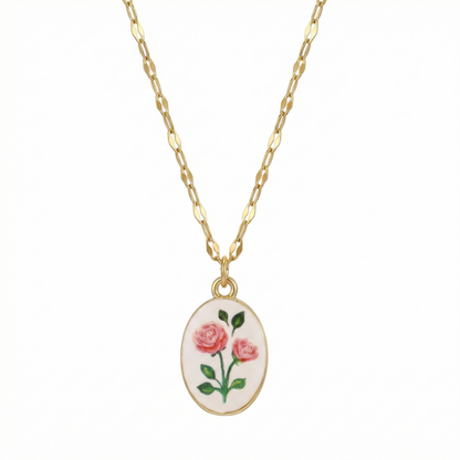 Collier doré en acier inoxydable avec pendentif ovale émaillé roses sur fond blanc