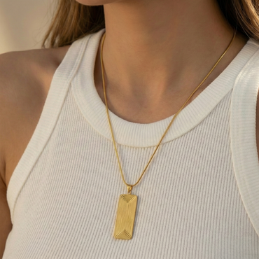 Collier doré en acier inoxydable avec pendentif rectangulaire texturé à motif linéaire