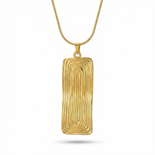 Collier doré en acier inoxydable pour femme, orné d’un pendentif rectangulaire texturé, monté sur une chaîne fine élégante, au style moderne et minimaliste.