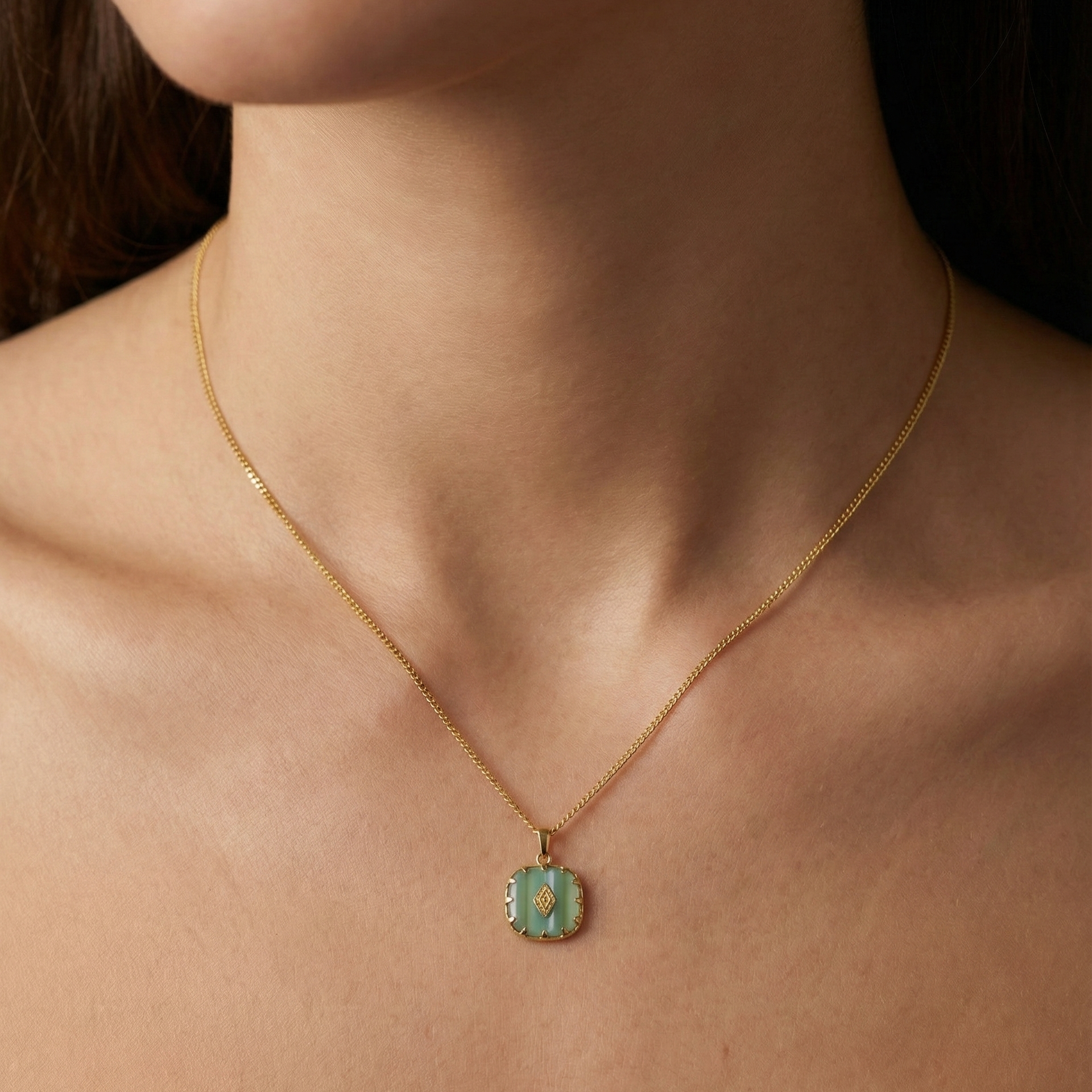 Collier doré en acier inoxydable avec pendentif turquoise serti et détails dorés