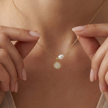 Collier doré en acier inoxydable avec perle blanche et pendentif soleil serti de zircons