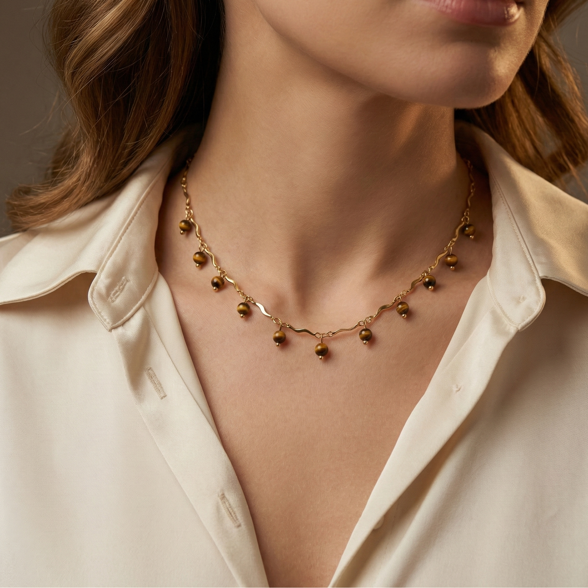 Collier doré en acier inoxydable avec chaîne ondulée et perles marron bohème chic