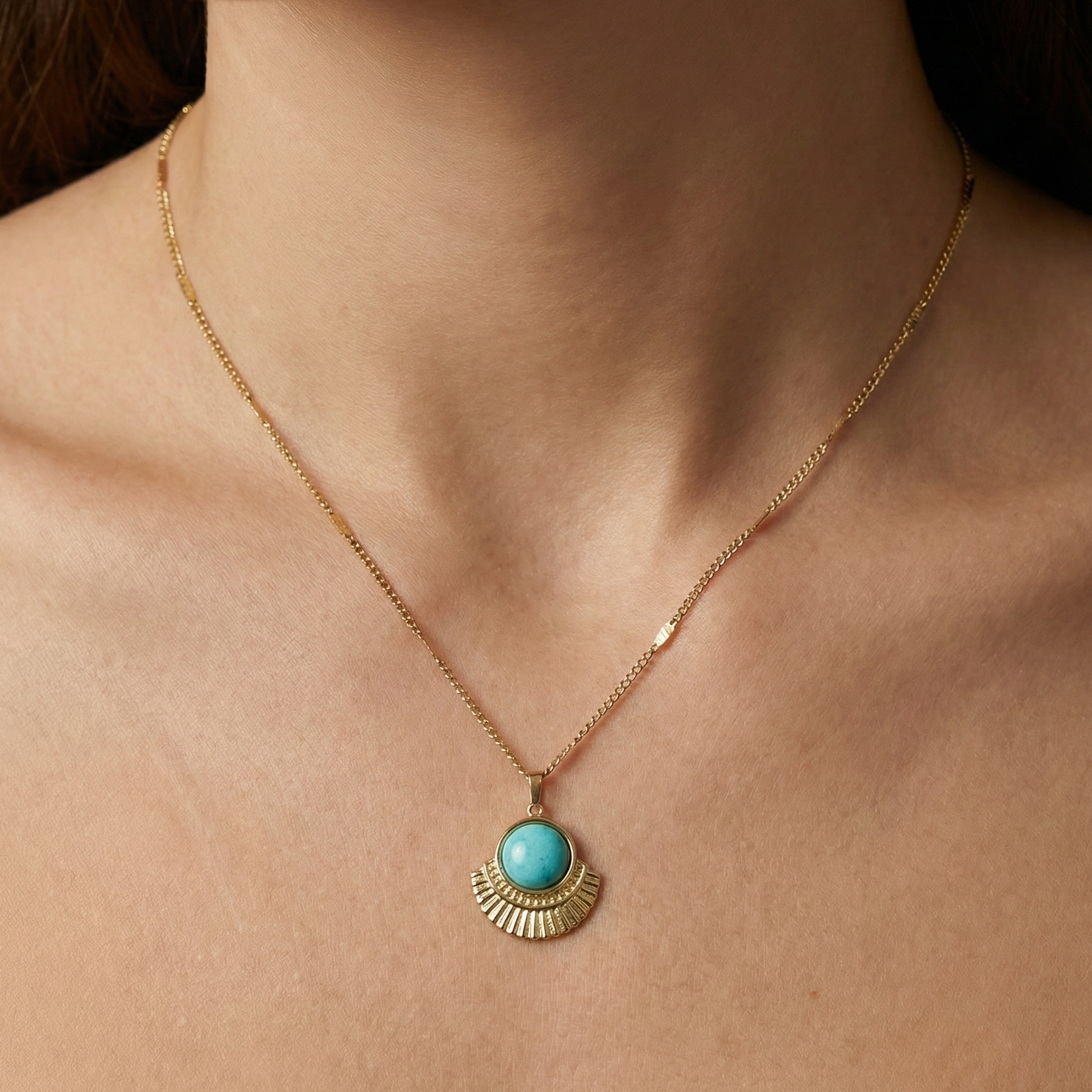 Collier doré en acier inoxydable avec pendentif soleil et pierre turquoise ronde