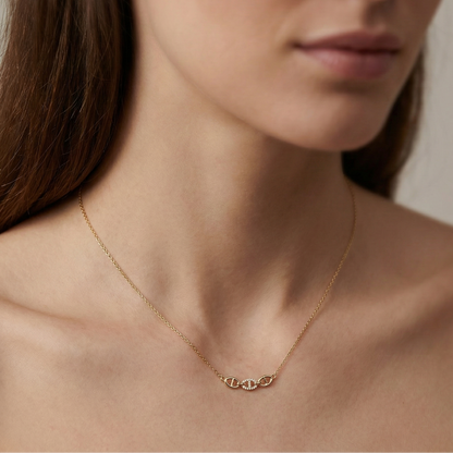 Collier doré en acier inoxydable avec trois maillons entrelacés et zircons scintillants