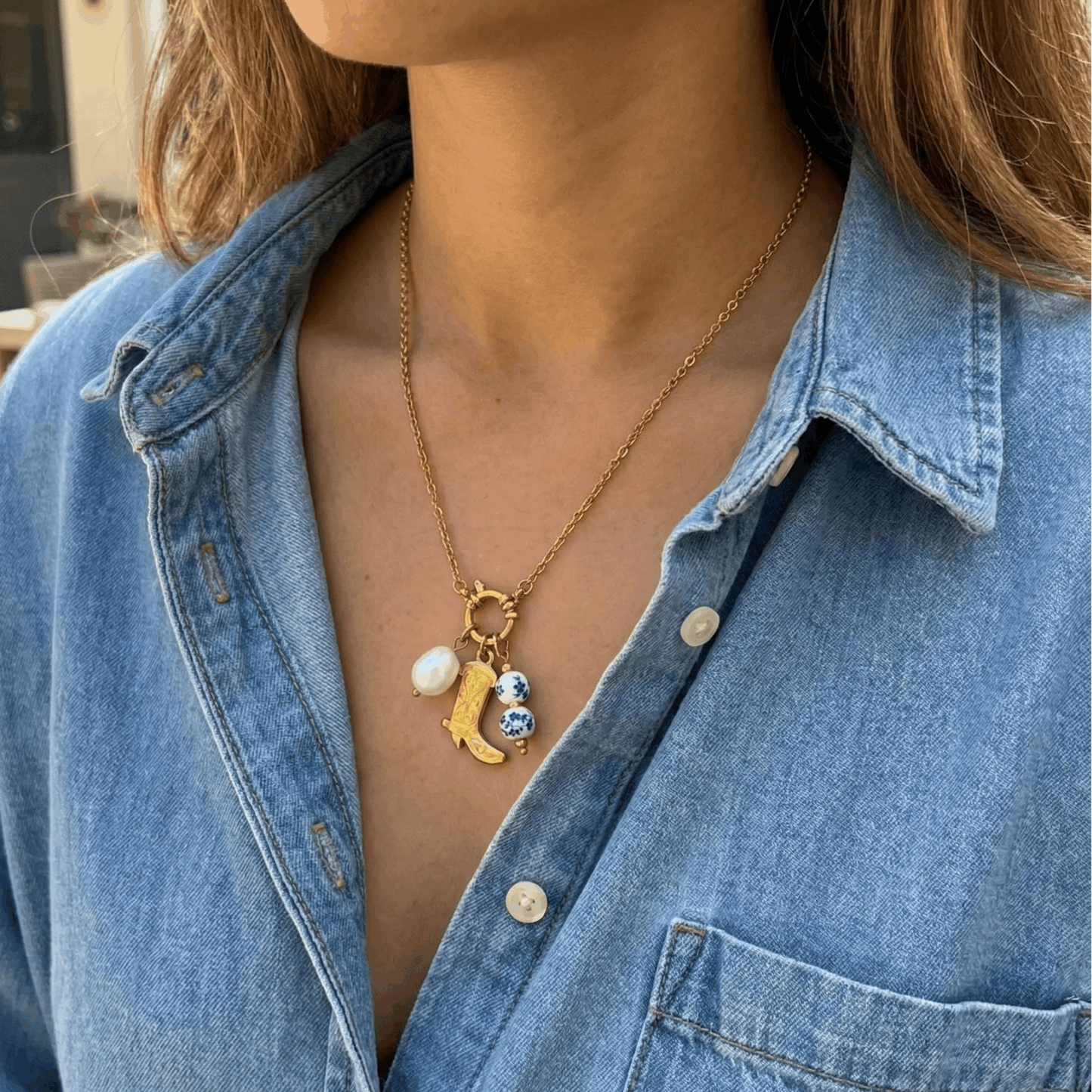 Collier doré bohème chic avec pendentif bottine, perle d’eau douce et perles bleues