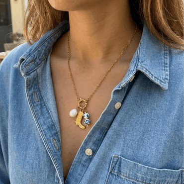 Collier doré bohème chic avec pendentif bottine, perle d’eau douce et perles bleues