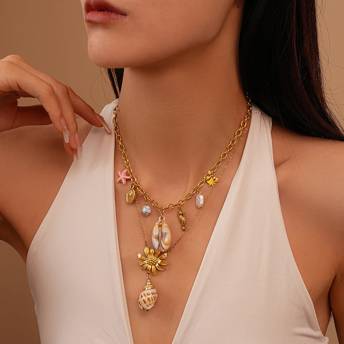 Un collier à maillons larges en couleur doré, orné de charms marins : étoile de mer rose, coquillage naturel, hippocampe doré, crabe, pierre blanche… Chaque élément évoque l’été, la mer et l’esprit bohème chic.
