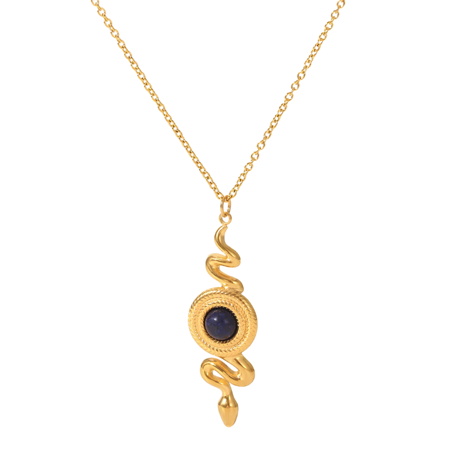 Un pendentif en forme de serpent ondulant, centré autour d’une pierre bleue intense, évoquant le mystère et la protection. Ce collier au design original attire le regard et symbolise l’intuition et la transformation.

Matériaux : Acier inoxydable couleur doré, pierre bleue synthétique.

Dimensions :
Chaîne : 44,5 + 5,5 cm
Pendentif : 4,14 x 1,33 cm
Poids : 4,1 g

Style : Idéal pour les esprits libres et les amatrices de bijoux symboliques. À porter avec un look bohème ou minimaliste pour une touche ésotériq