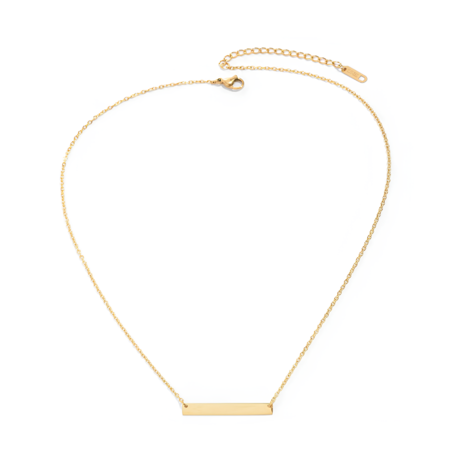 Un collier fin et minimaliste à l’élégance discrète, centré sur une fine plaque rectangulaire. Parfait pour une gravure personnalisée ou un style épuré, il incarne la simplicité sophistiquée. La chaîne délicate souligne sa légèreté visuelle et sa modernité.

Matériau : Acier inoxydable couleur doré, finition lisse, hypoallergénique et résistant à l’eau, parfait pour un usage quotidien.

Dimensions : Chaîne fine avec fermoir mousqueton, longueur ajustable grâce à la chaînette d’extension. Plaque centrale rec