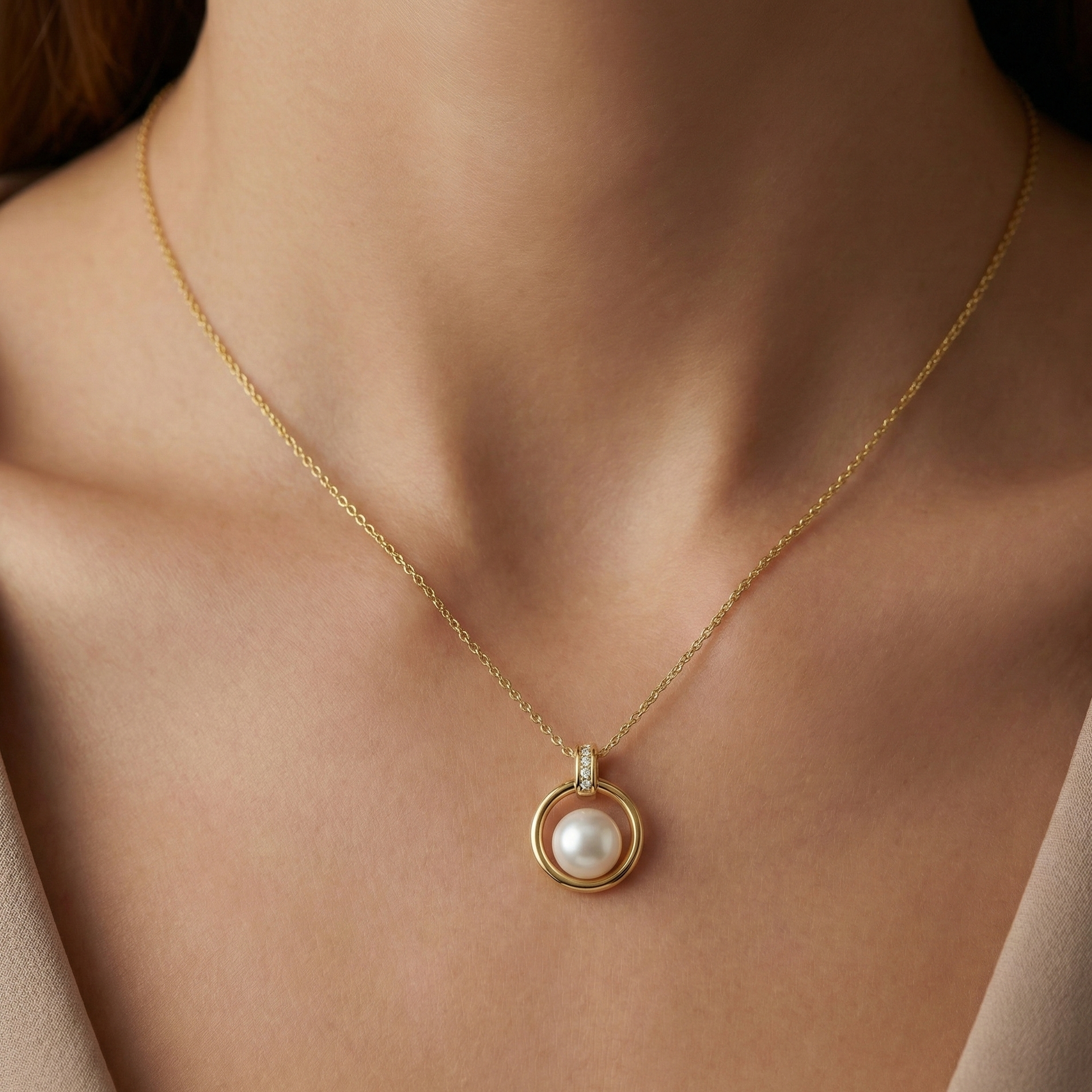 Collier doré à l’or 18k avec pendentif cercle et perle blanche