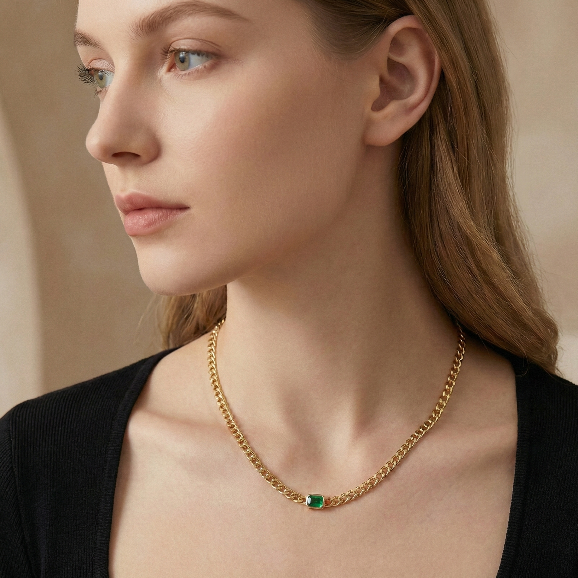 Collier doré à l’or 18k avec chaîne large et pierre verte rectangulaire