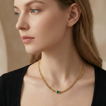 Collier doré à l’or 18k avec chaîne large et pierre verte rectangulaire