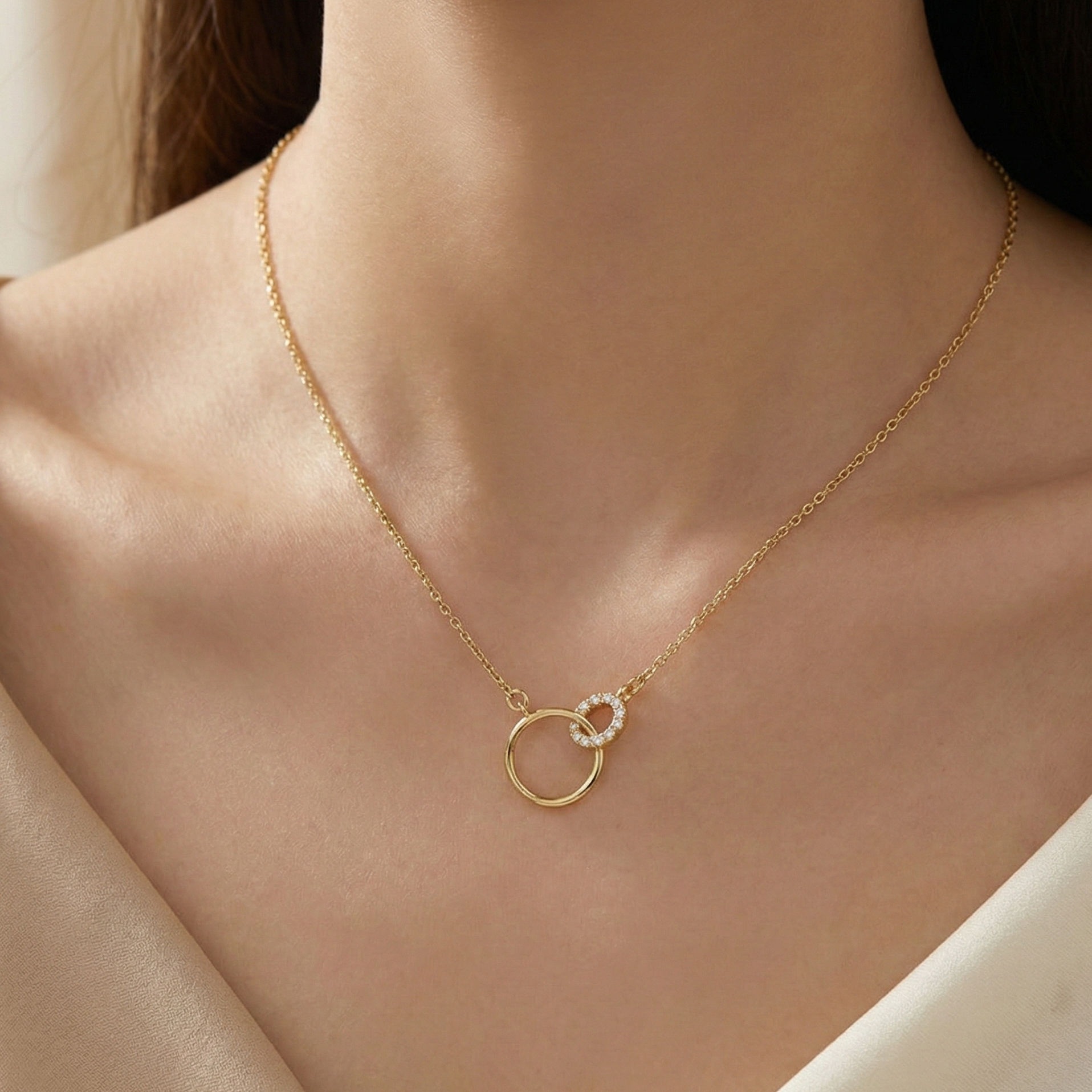 Collier doré à l’or 18k avec pendentif double anneau entrelacé