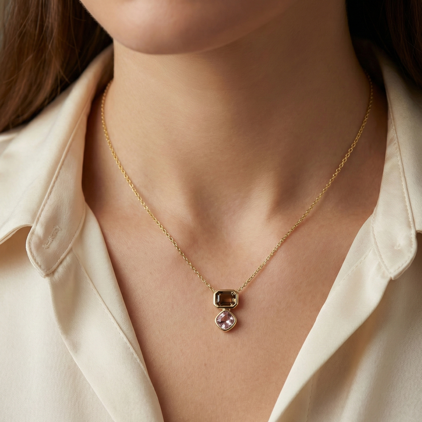 Collier doré à l’or 18k avec double pendentif pierres champagne et lilas