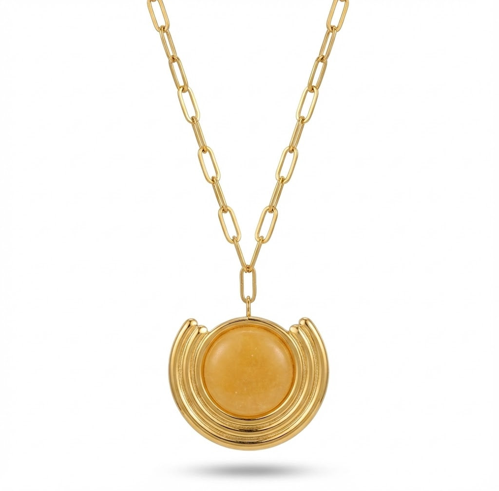 Collier doré or 18K à double rangs pour femme, composé de deux chaînes fines et d’un pendentif rond orné d’une pierre naturelle jaune, au style lumineux et élégant.