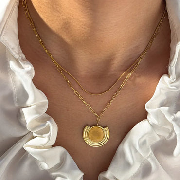 Collier doré or 18K à double rangs pour femme, composé de deux chaînes fines et d’un pendentif rond orné d’une pierre naturelle jaune, au style lumineux et élégant.