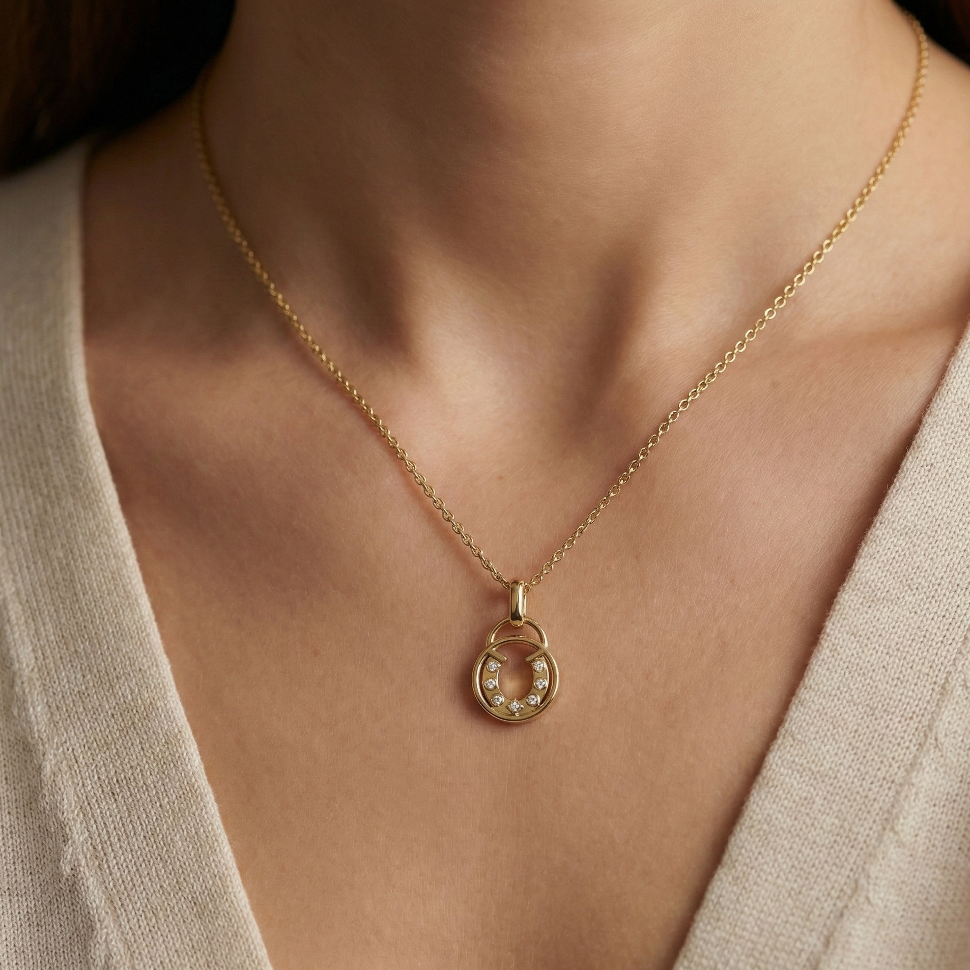 Collier doré à l’or 18k avec pendentif fer à cheval serti de zircons