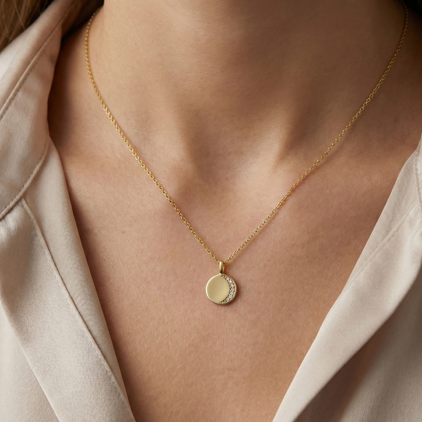 Collier doré à l’or 18k avec pendentif lune pavée de zircons