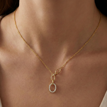 Collier doré or 18k avec maillons ovales et pendentif rond entièrement pavé de zircons scintillants, bijou géométrique chic et moderne