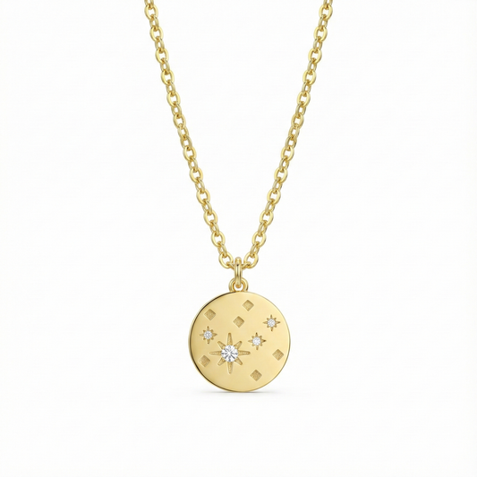 Collier doré à l’or 18k avec médaillon gravé d’étoiles