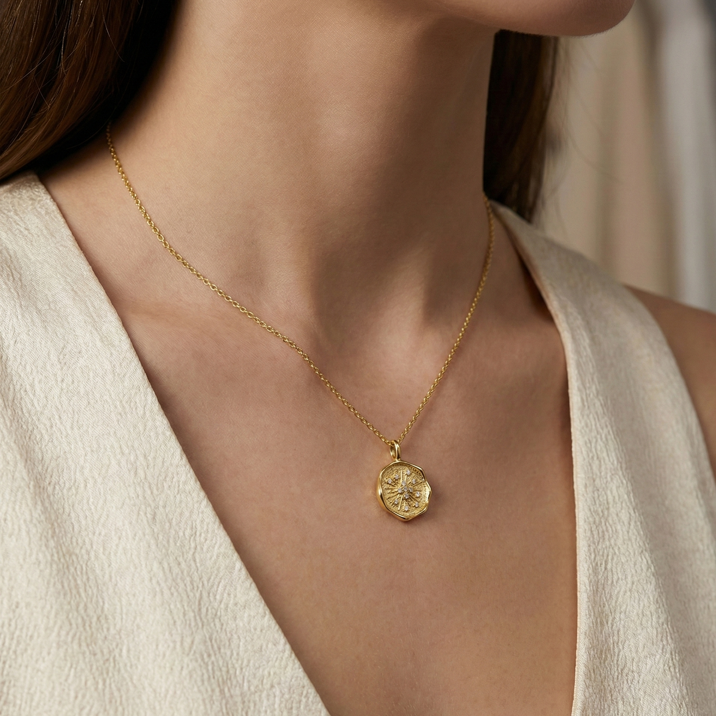 Collier doré à l’or 18k avec médaillon texturé esprit cachet