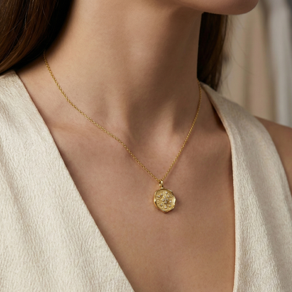 Collier doré à l’or 18k avec médaillon texturé esprit cachet