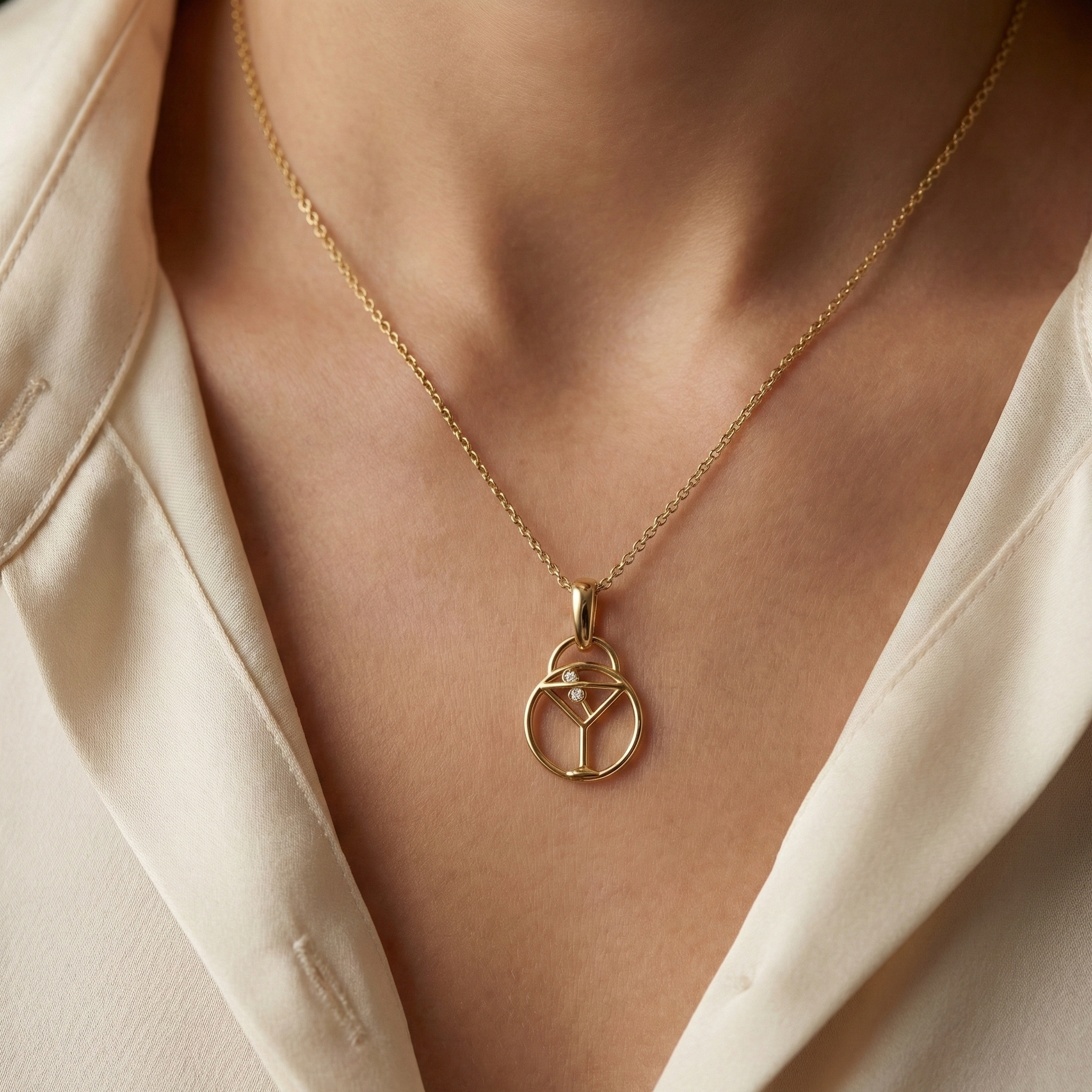 Collier doré à l’or 18k avec pendentif verre à cocktail ajouré