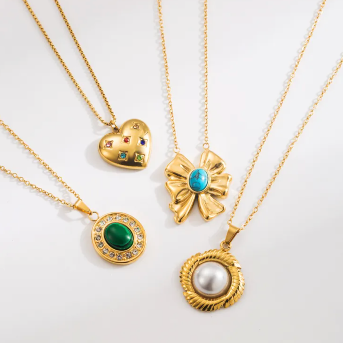 Un collier qui attire le regard : pendentif nœud doré au design sculptural, rehaussé d'une pierre turquoise ovale, pour une allure affirmée et arty.

Matériau : Acier inoxydable couleur doré, pierre synthétique turquoise, résistant à l’eau, hypoallergénique, finition brillante.

Dimensions : Chaîne 41 + 4 cm, pendentif 2,9 x 2,4 cm, poids 9,6 g – présence marquée mais confortable.

Design : Le pendentif en forme de nœud froissé évoque un tissu figé dans le métal. Au centre, une pierre turquoise contraste et