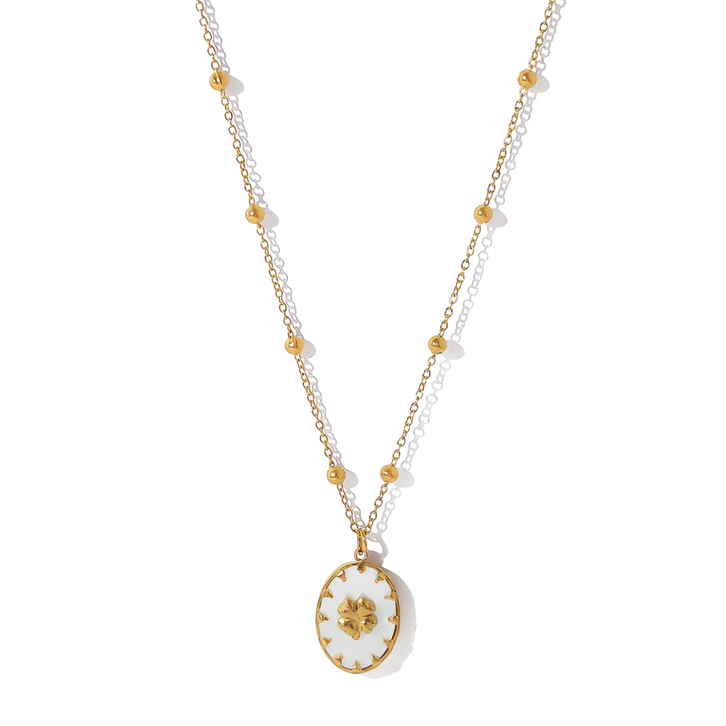 Un collier raffiné à double chaîne dorée, sublimé par un médaillon en nacre naturelle orné d’une étoile dorée à huit branches. Un bijou lumineux et symbolique, parfait pour un style céleste et délicat.

Matériau : Acier inoxydable couleur doré, placage PVD or 18K, nacre naturelle, hypoallergénique, résistant à l’eau et à l’oxydation.

Dimensions : Longueur 45 cm + 5,5 cm – pendentif 1,1 cm – poids 2,68 g.

Design : Deux chaînes fines ponctuées de perles dorées, se rejoignant sur un médaillon ovale nacré reh
