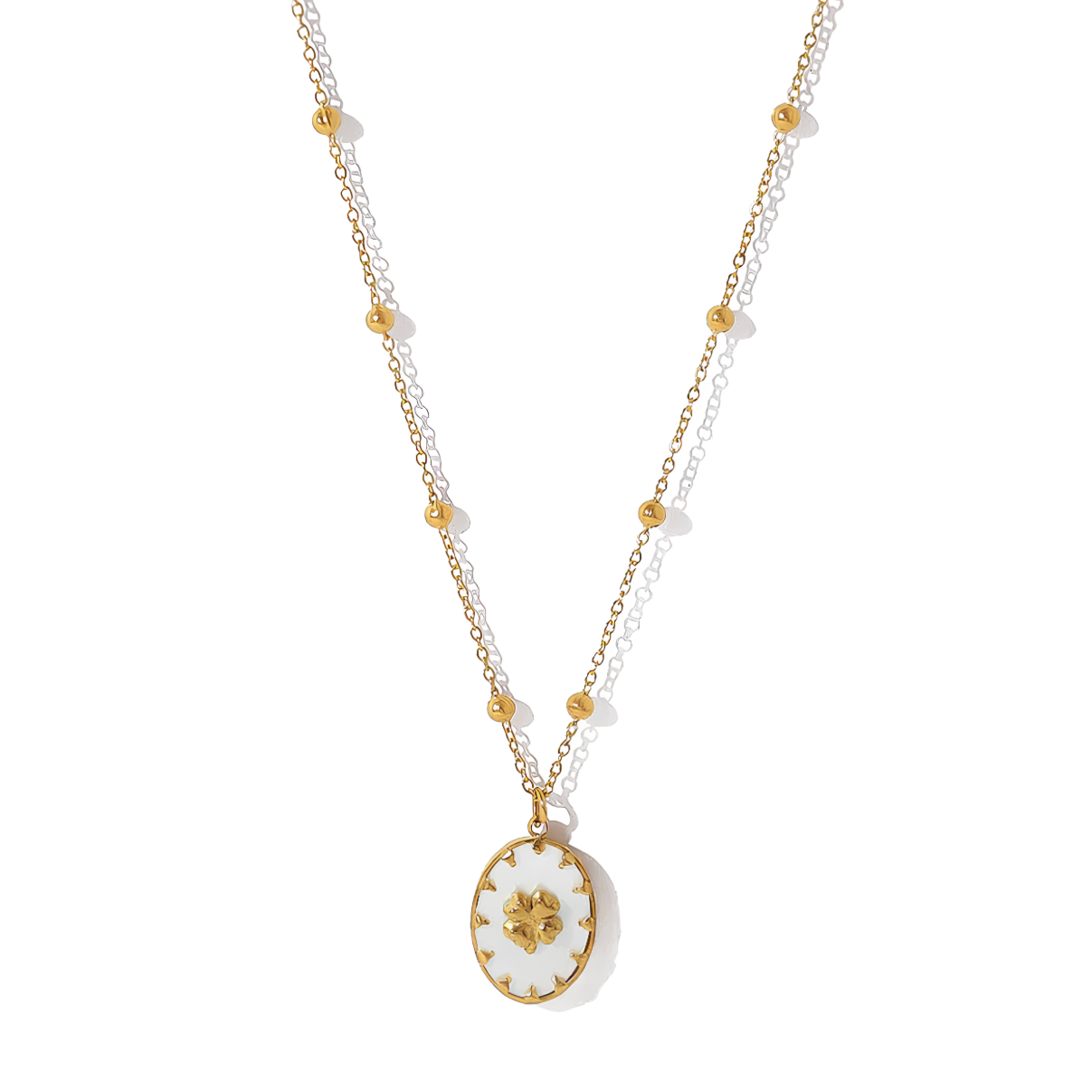 Un collier raffiné à double chaîne dorée, sublimé par un médaillon en nacre naturelle orné d’une étoile dorée à huit branches. Un bijou lumineux et symbolique, parfait pour un style céleste et délicat.

Matériau : Acier inoxydable couleur doré, placage PVD or 18K, nacre naturelle, hypoallergénique, résistant à l’eau et à l’oxydation.

Dimensions : Longueur 45 cm + 5,5 cm – pendentif 1,1 cm – poids 2,68 g.

Design : Deux chaînes fines ponctuées de perles dorées, se rejoignant sur un médaillon ovale nacré reh