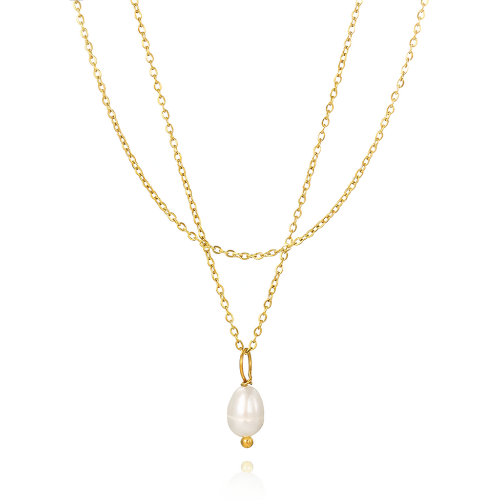 Ce collier fin en acier inoxydable doré 14K, composé de deux chaînes superposées et d’un pendentif perle blanche ovale, incarne la sobriété chic et la douceur classique. Une pièce minimaliste, délicate et féminine.

Matériau : Acier inoxydable couleur doré, placage or 14K, perle synthétique blanche, hypoallergénique, résistant à l’eau et à l’oxydation.

Dimensions : Longueur 38 cm + 5 cm – pendentif perle environ 7 mm – poids léger.

Design : Deux chaînes délicates en cascade, terminées par une perle blanch