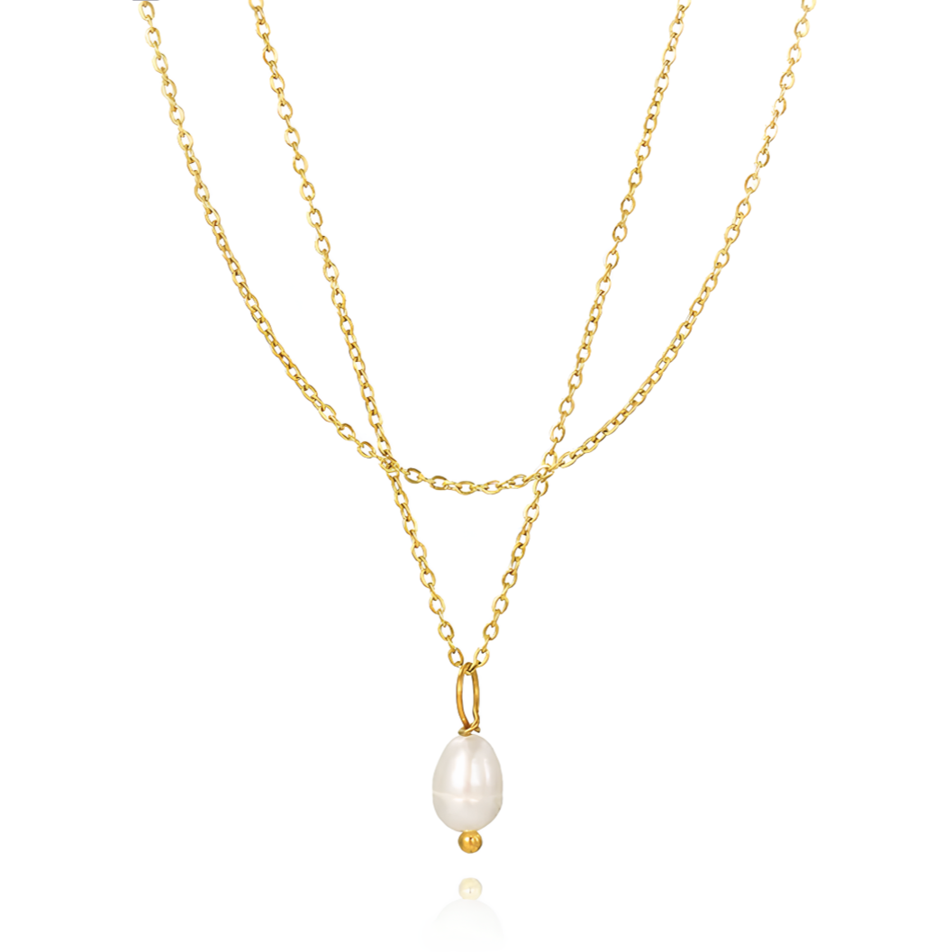 Ce collier fin en acier inoxydable doré 14K, composé de deux chaînes superposées et d’un pendentif perle blanche ovale, incarne la sobriété chic et la douceur classique. Une pièce minimaliste, délicate et féminine.

Matériau : Acier inoxydable couleur doré, placage or 14K, perle synthétique blanche, hypoallergénique, résistant à l’eau et à l’oxydation.

Dimensions : Longueur 38 cm + 5 cm – pendentif perle environ 7 mm – poids léger.

Design : Deux chaînes délicates en cascade, terminées par une perle blanch