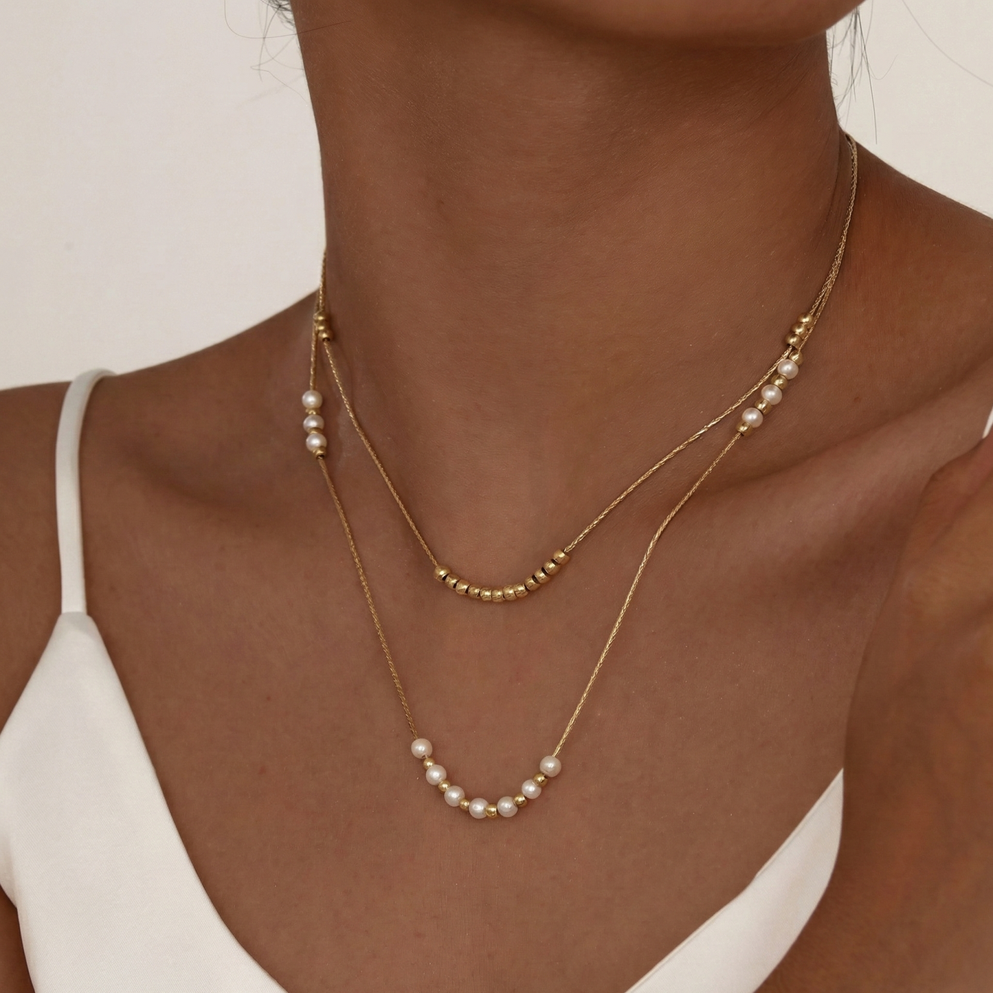 Collier double rang perles blanches et billes dorées en acier inoxydable