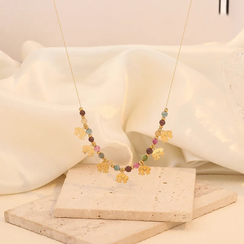 Portez chance et couleur avec ce collier éléphants en acier inoxydable doré, rehaussé de perles naturelles multicolores. Un bijou symbolique et joyeux, qui allie protection, harmonie et style ethnique chic.