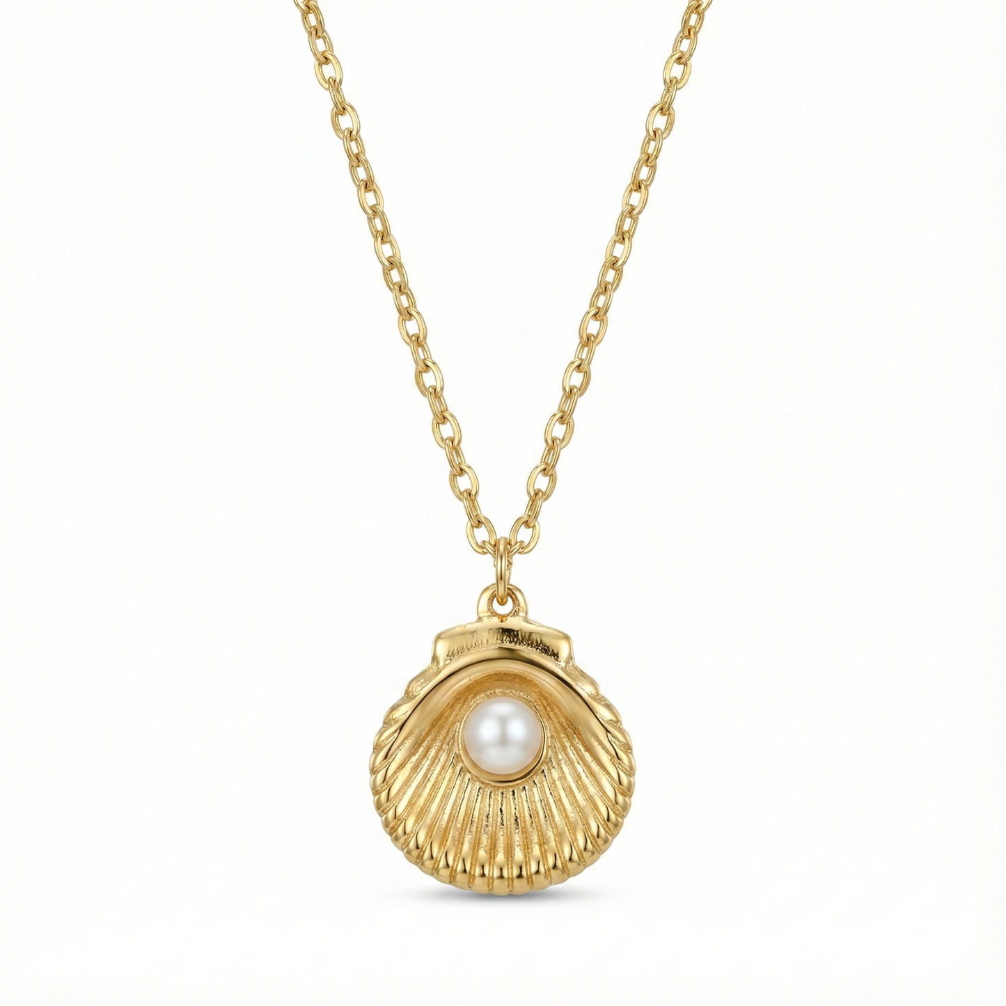 Collier d'été incontournable avec pendentif coquillage (cauri) et perle blanche, chaîne dorée en acier inoxydable waterproof.