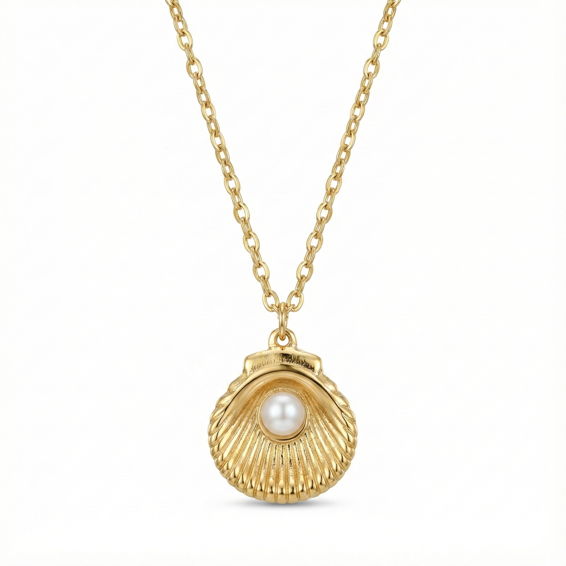 Collier d'été incontournable avec pendentif coquillage (cauri) et perle blanche, chaîne dorée en acier inoxydable waterproof.