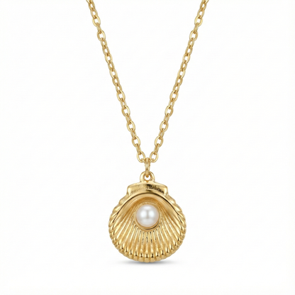 Collier d'été incontournable avec pendentif coquillage (cauri) et perle blanche, chaîne dorée en acier inoxydable waterproof.